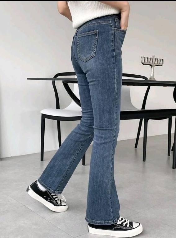 شلوار جین زنانه آبی مناسب استایل روزمره